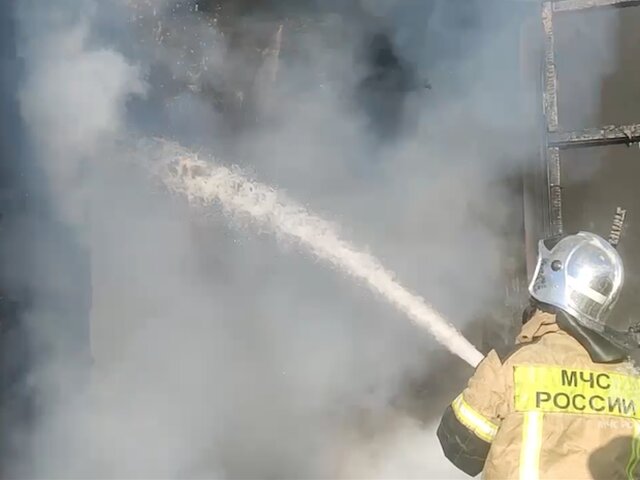 Спасатели ликвидировали крупный пожар на складе в Норильске