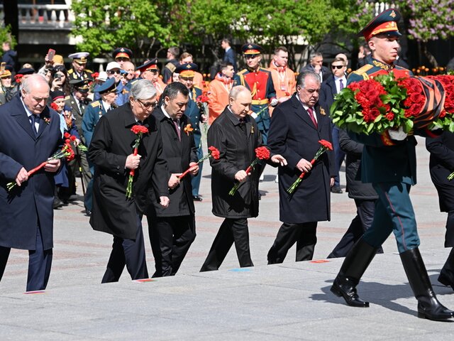 Путин с лидерами СНГ возложил цветы к Могиле Неизвестного Солдата у Кремлевской стены