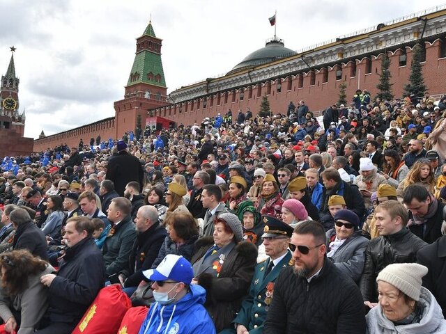Памятные наборы с пледами получили гости парада Победы на Красной площади
