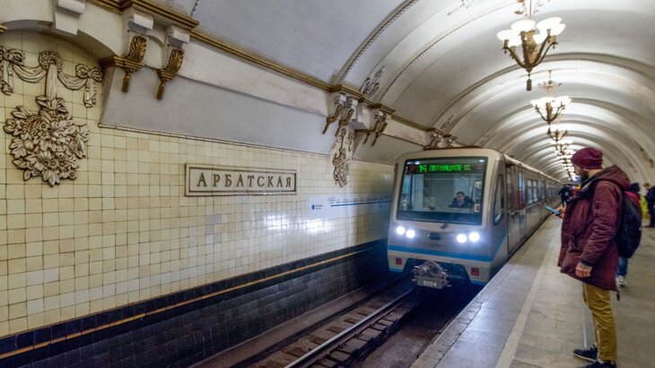 Публичным сексом в московском метро занялась парочка с пивом (Видео)