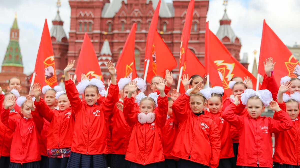 На Красной площади коммунисты приняли в пионеры школьников – Москва 24,  21.05.2023