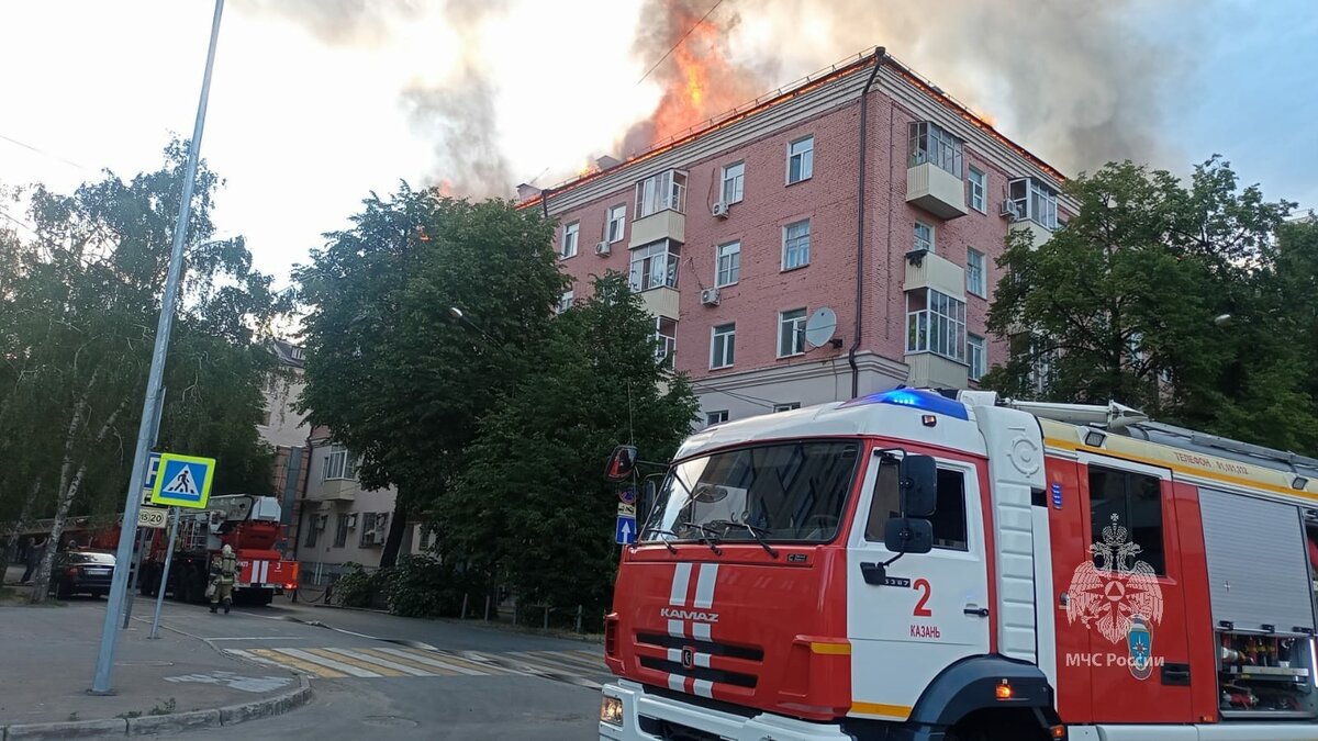 В Казани загорелась кровля многоквартирного дома на площади 1 100 кв метров  – Москва 24, 14.06.2023