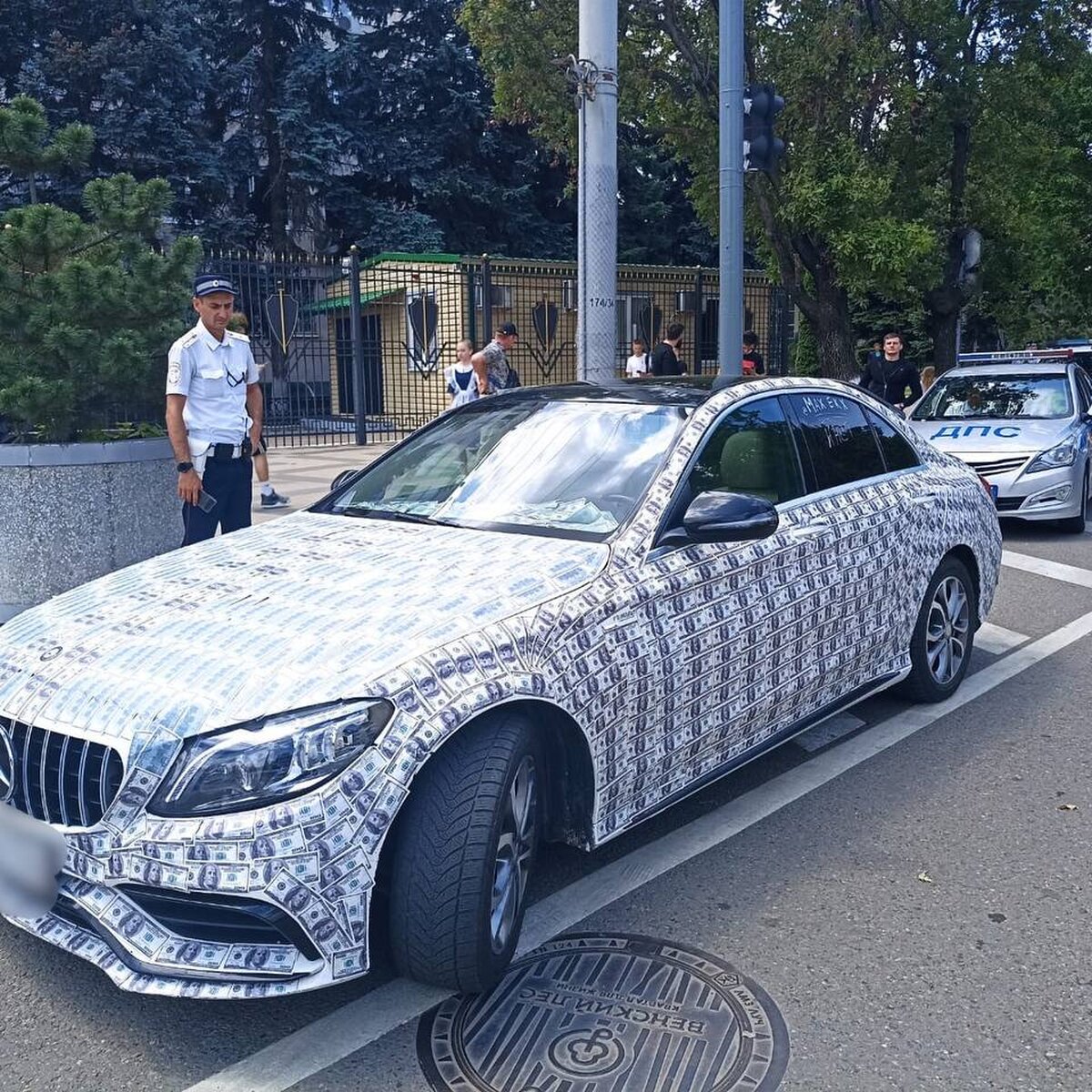 Житель Сочи получил протокол за обклеенный долларами Mercedes – Москва 24,  02.06.2023