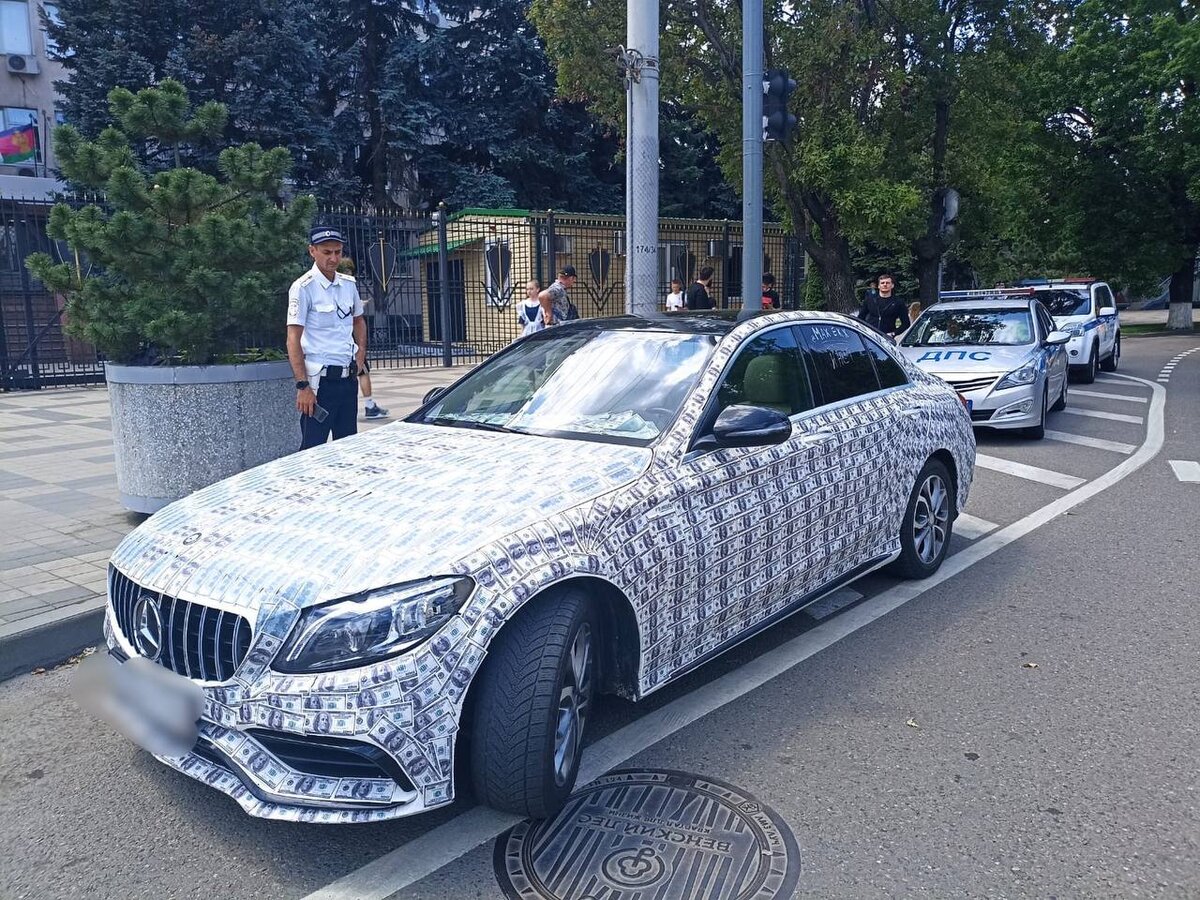 Житель Сочи получил протокол за обклеенный долларами Mercedes – Москва 24,  02.06.2023