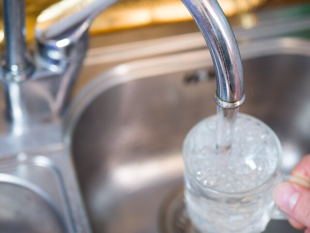 Более трети россиян пьют воду из-под крана