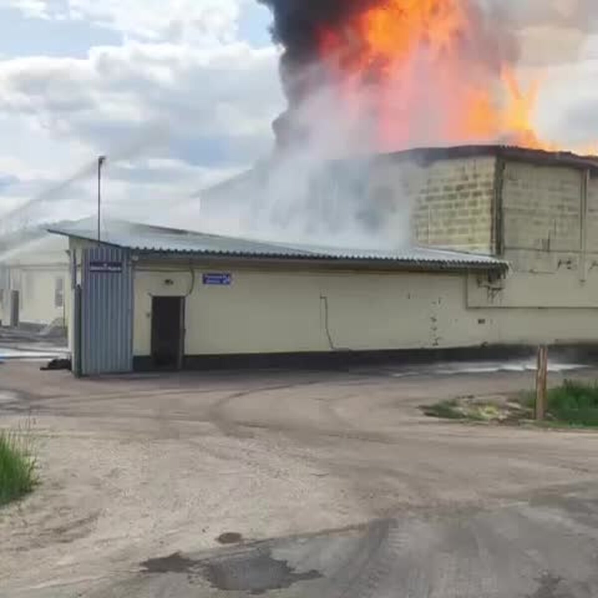 Двухэтажный склад с пластиком загорелся в Волоколамске – Москва 24,  30.05.2023