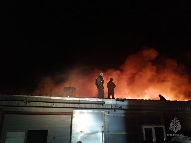 Пожарные ликвидировали открытое горение на складе в Омске