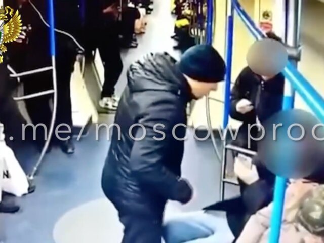 Мужчина в метро ударил 15-летнего подростка головой по лицу