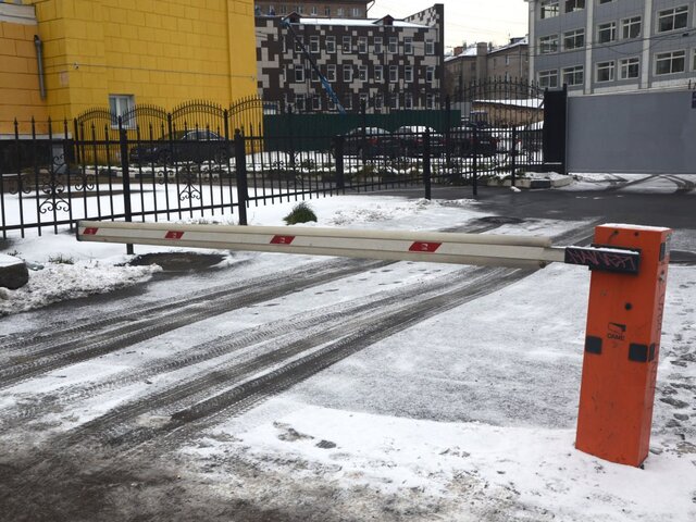 Московским водителям напомнили о продлении абонементов на парковки со шлагбаумом