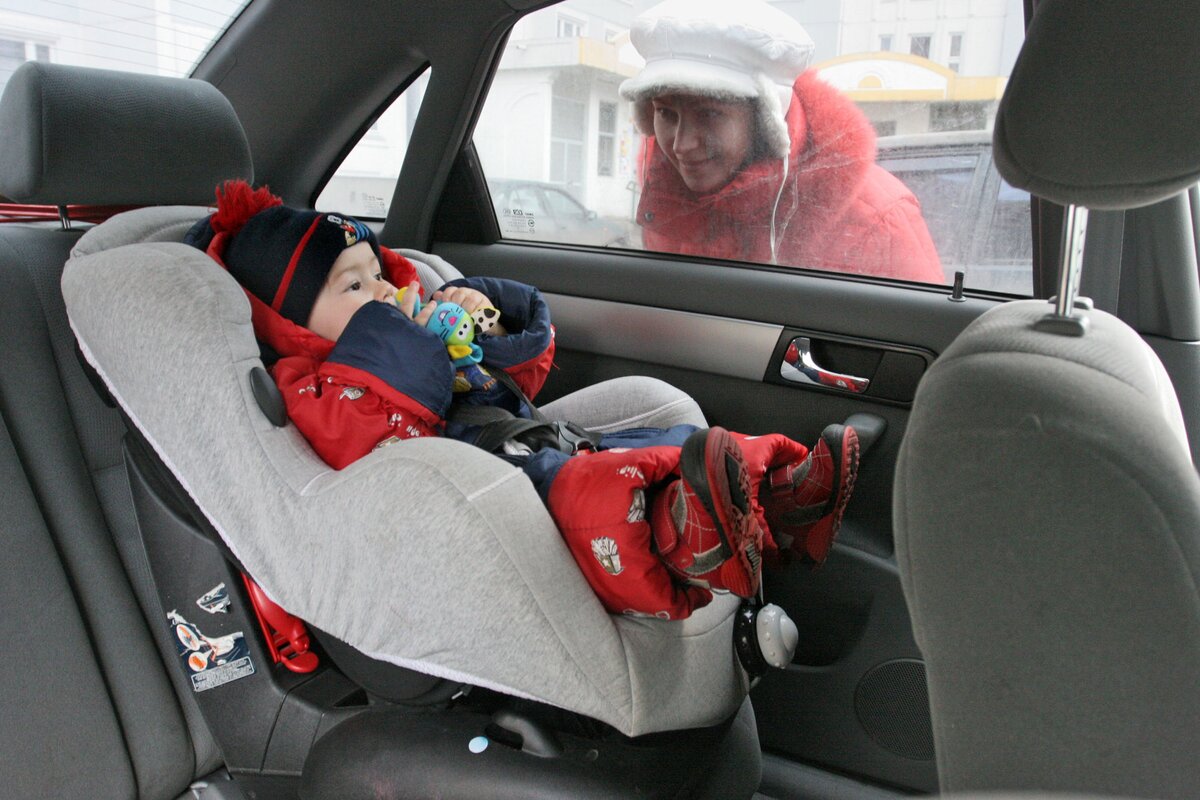 Ребенок один в машине