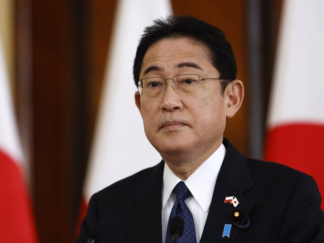 В премьер-министра Японии бросили дымовую шашку перед выступлением – СМИ