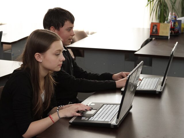 Милонов призвал создать российскую операционную систему для установки в школах