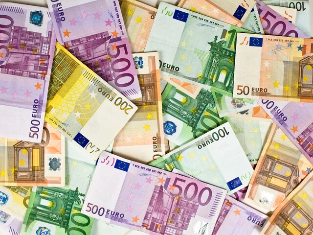 Курс евро опустился ниже 88 рублей, доллар – до 80 рублей