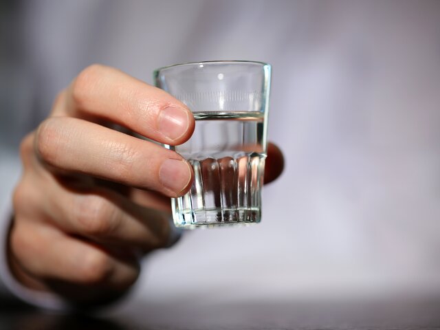 Токсиколог развеял миф о целебных свойствах водки