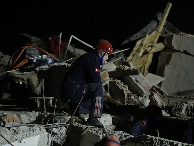 Свыше 50 человек скончались после землетрясения в Турции