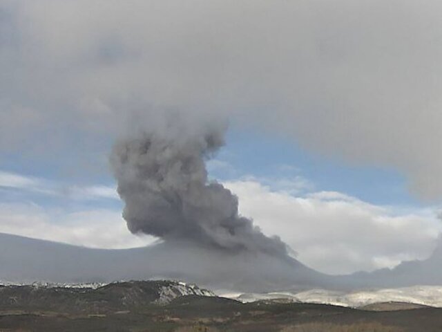 Выброс пепла зафиксировали на курильском вулкане Эбеко