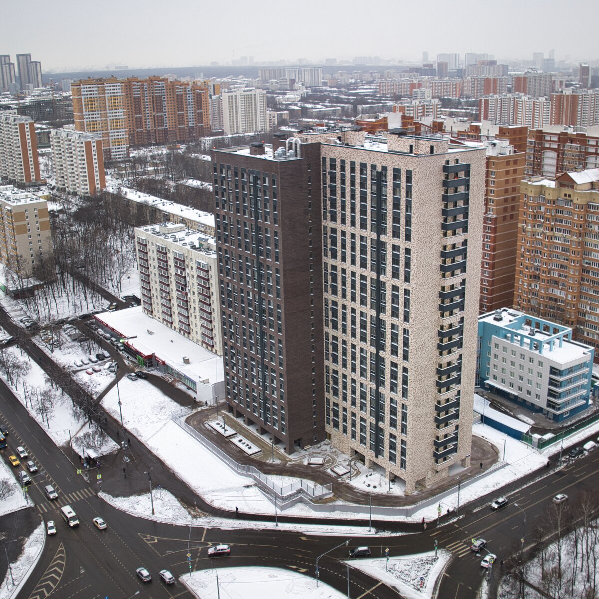 Макс и папа строят дом на улице