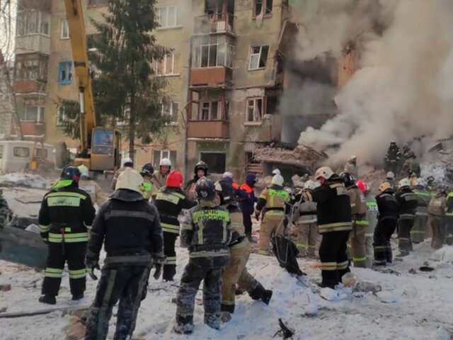 Очевидцы показали работу спасателей на месте взрыва газа в пятиэтажке в Новосибирске