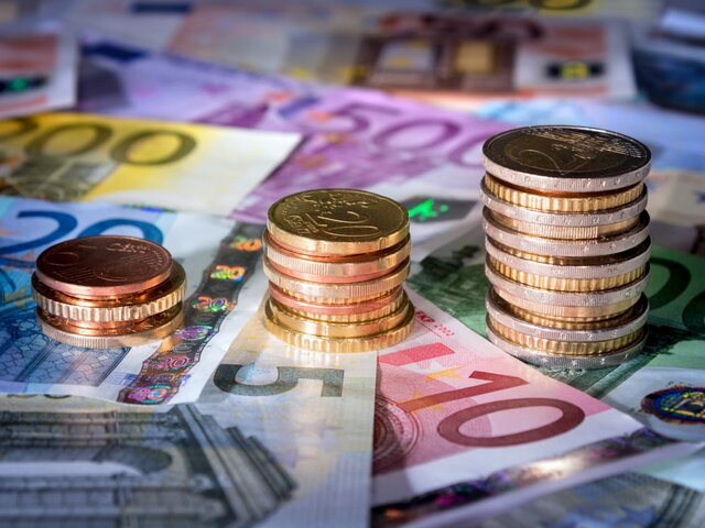 Курс евро поднялся выше 82 рублей впервые с 21 апреля 2022 года