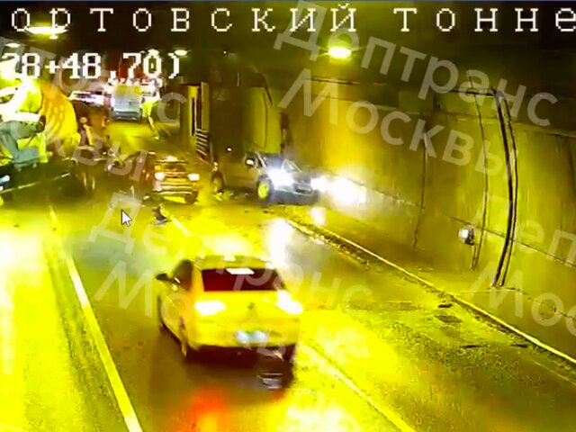 Бетономешалка опрокинулась в Лефортовском тоннеле в Москве
