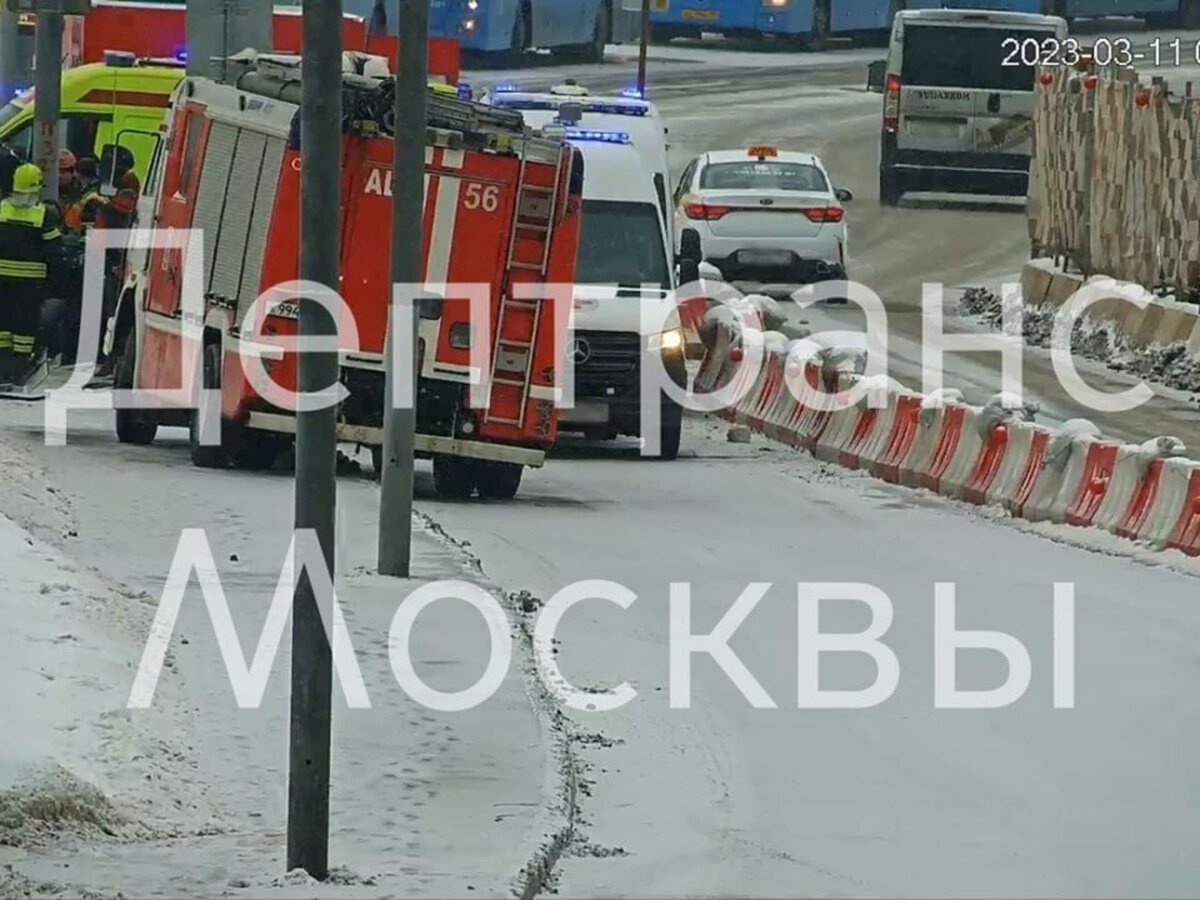 Автомобиль наехал на препятствие в Южном Бутове – Москва 24, 11.03.2023