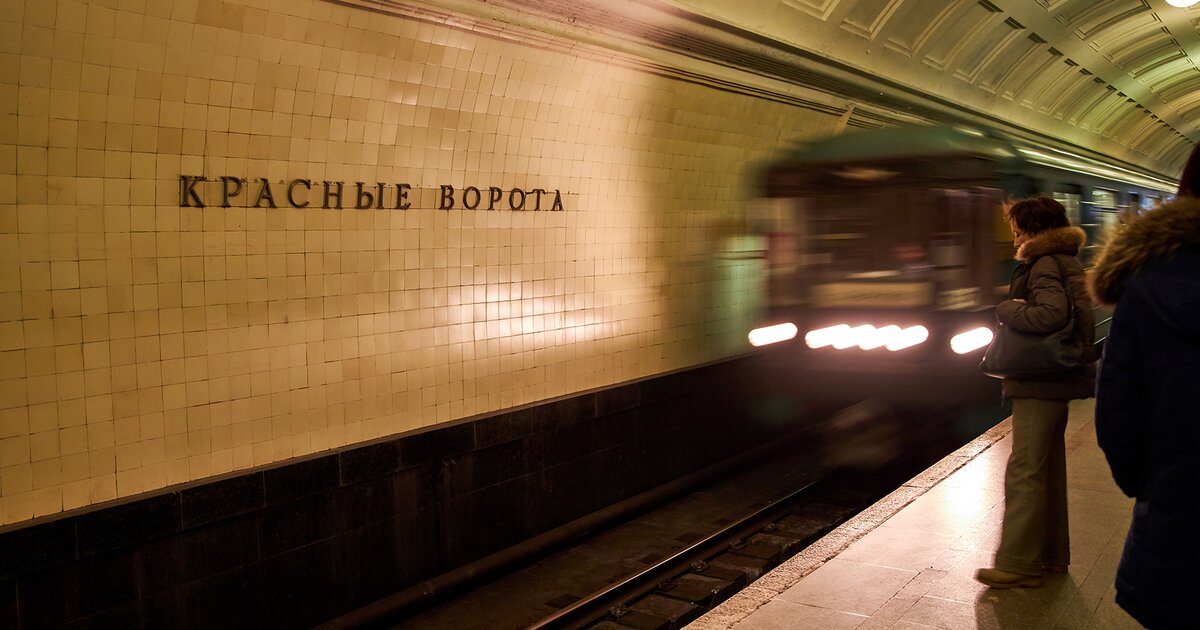 Что случилось на сокольнической линии метро. Пути метро. Поезда на Сокольнической линии. Номерной на Сокольнической линии. Человек на путях метро Сокольническая линия.