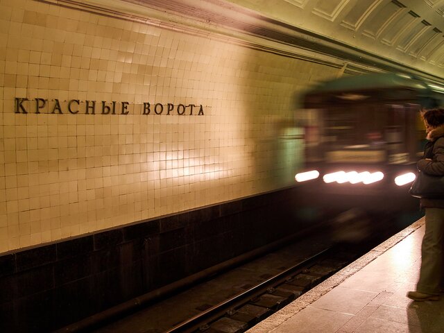 Движение на Сокольнической линии метро восстановили после падения человека на пути