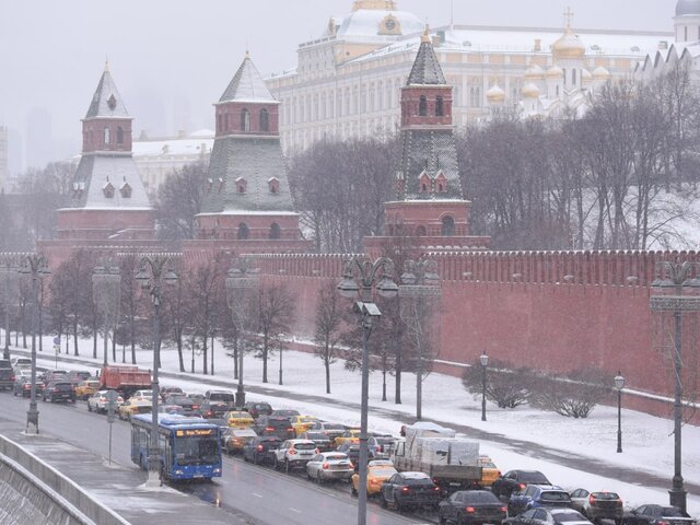 Жителей Москвы призвали пользоваться городским транспортом из-за предновогодних заторов