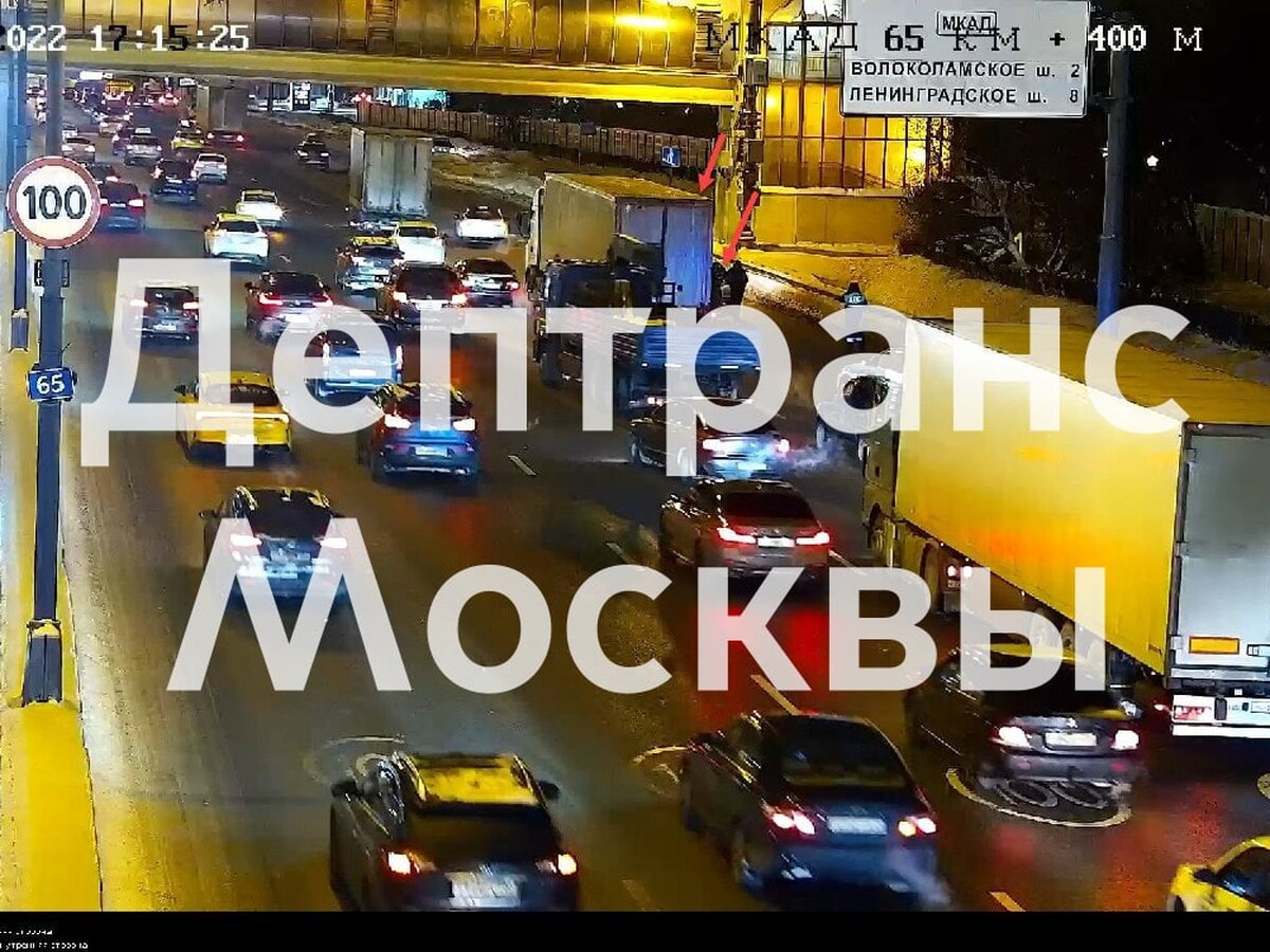 На внутренней стороне 65 км МКАД столкнулись два автомобиля – Москва 24,  20.12.2022