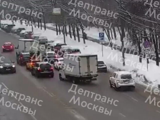 Дептранс призвал сервисы такси не поднимать стоимость поездок перед Новым годом в Москве