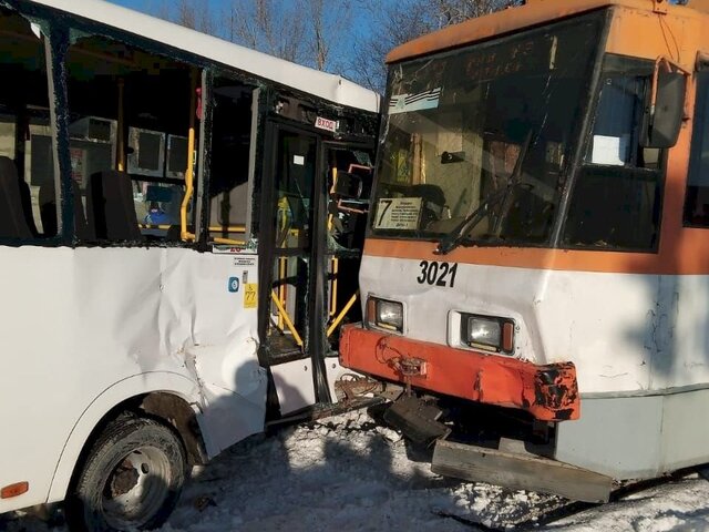 Девять человек пострадали в ДТП с участием маршрутки и трамвая в Барнауле