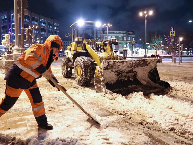 Коммунальные службы Москвы вышли на борьбу со снегом
