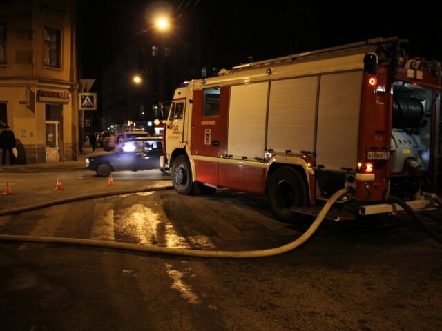 Два человека пострадали при пожаре в квартире в Петербурге