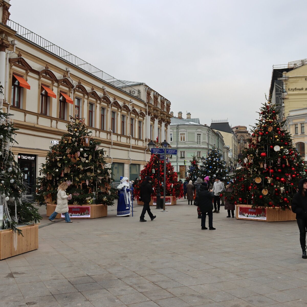 Традиционная выставка дизайнерских елей открылась на Кузнецком Мосту в  Москве – Москва 24, 26.12.2022