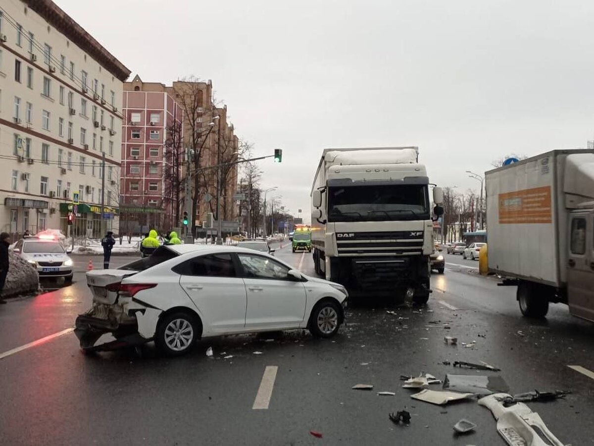 Попавший в ДТП на шоссе Энтузиастов водитель легкового автомобиля скончался  в больнице – Москва 24, 25.12.2022