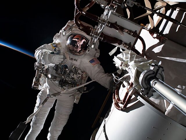 Американские астронавты вышли в открытый космос