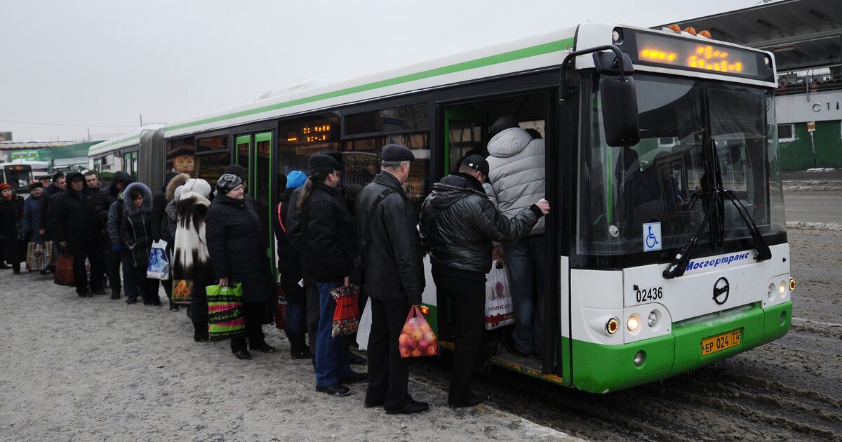 Автобус на час москва. Очередь на автобус. Посадка в автобус. Очередь на маршрутку. Посадка пассажиров в автобус.