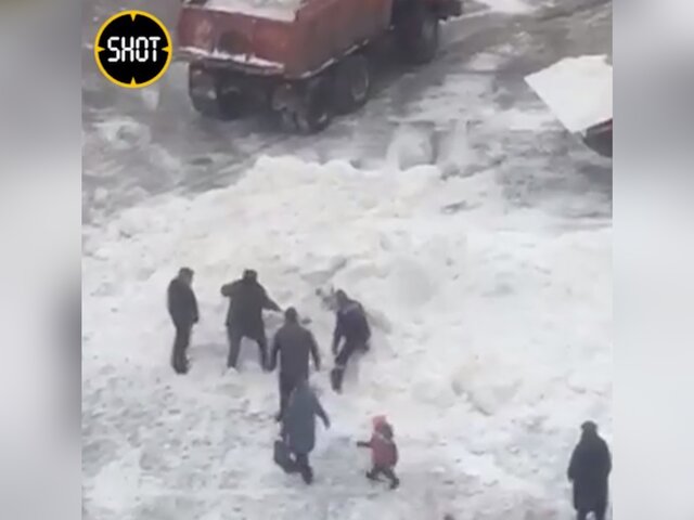 Водителя погрузчика, засыпавшего ребенка снегом, задержали в Ленинградской области