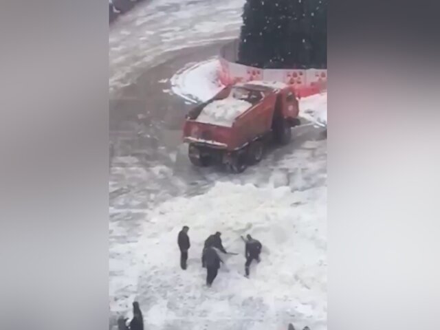 Отец засыпанного снегом ребенка в Гатчине рассказал подробности произошедшего