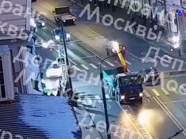 Момент обрыва трамвайных проводов на Бауманской улице попал на видео