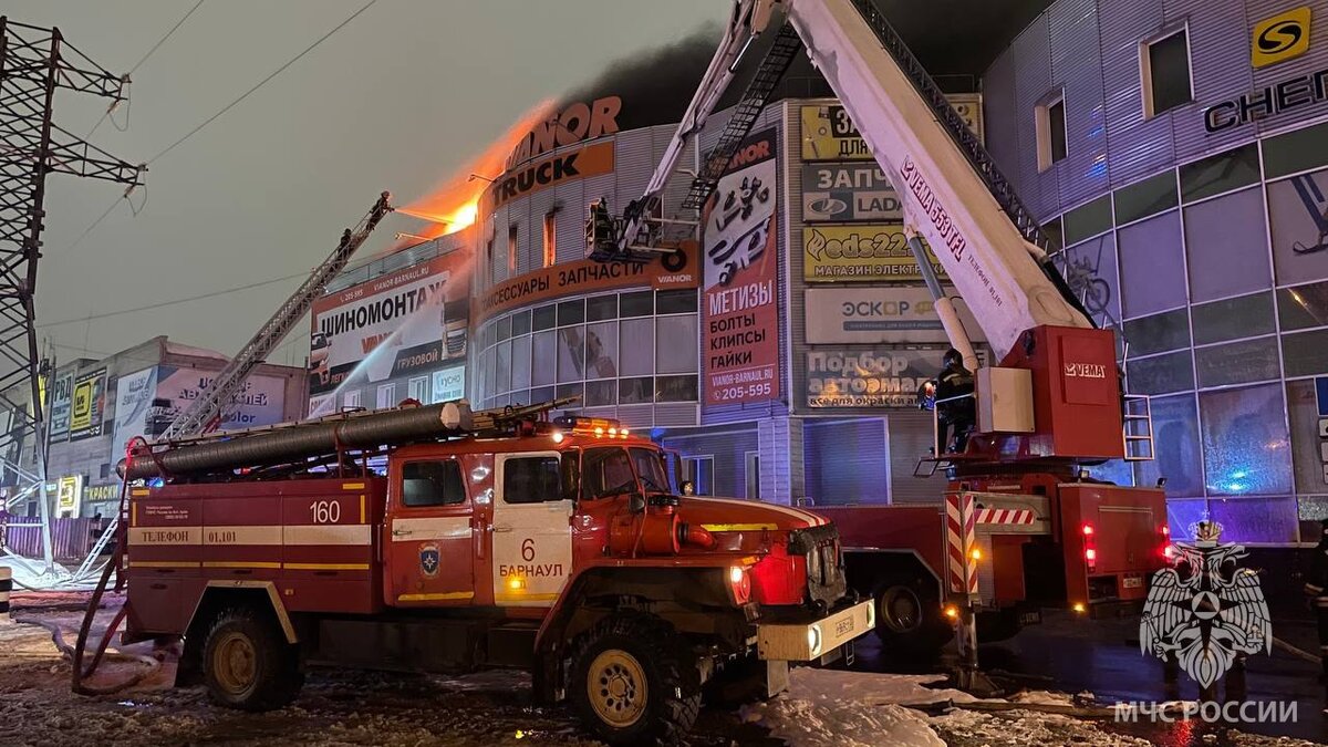 Спасатель пострадал во время тушения пожара в ТЦ в Барнауле – Москва 24,  09.01.2023