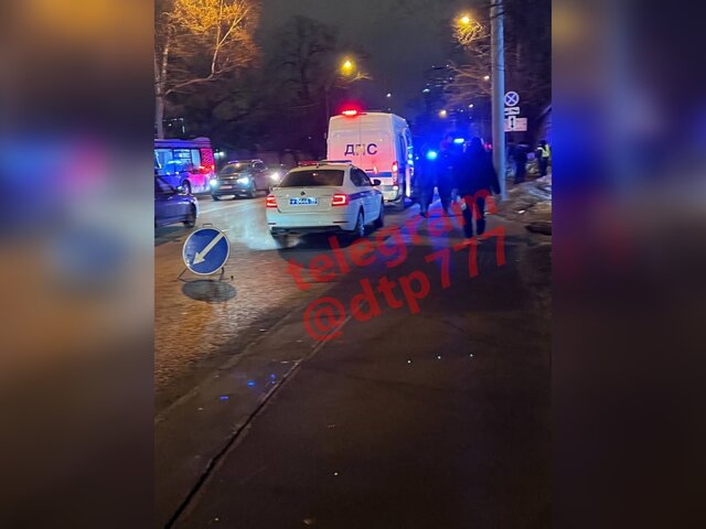 Автомобиль сбил трех человек в Марьино