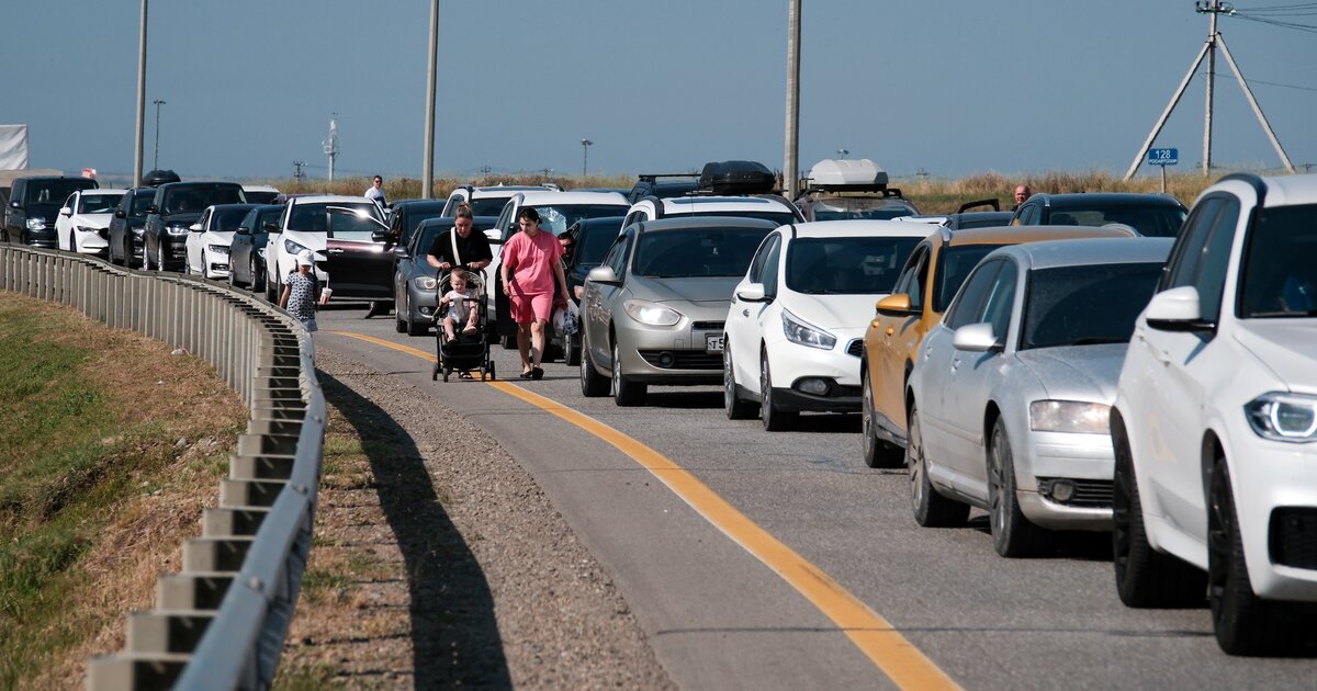 Перед Крымским мостом скопилась очередь свыше полтысячи машин