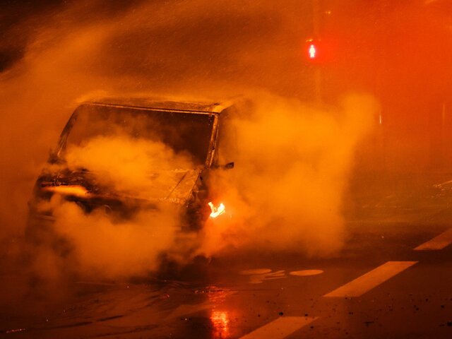 Участники беспорядков во Франции хотели поджечь машину мэра коммуны