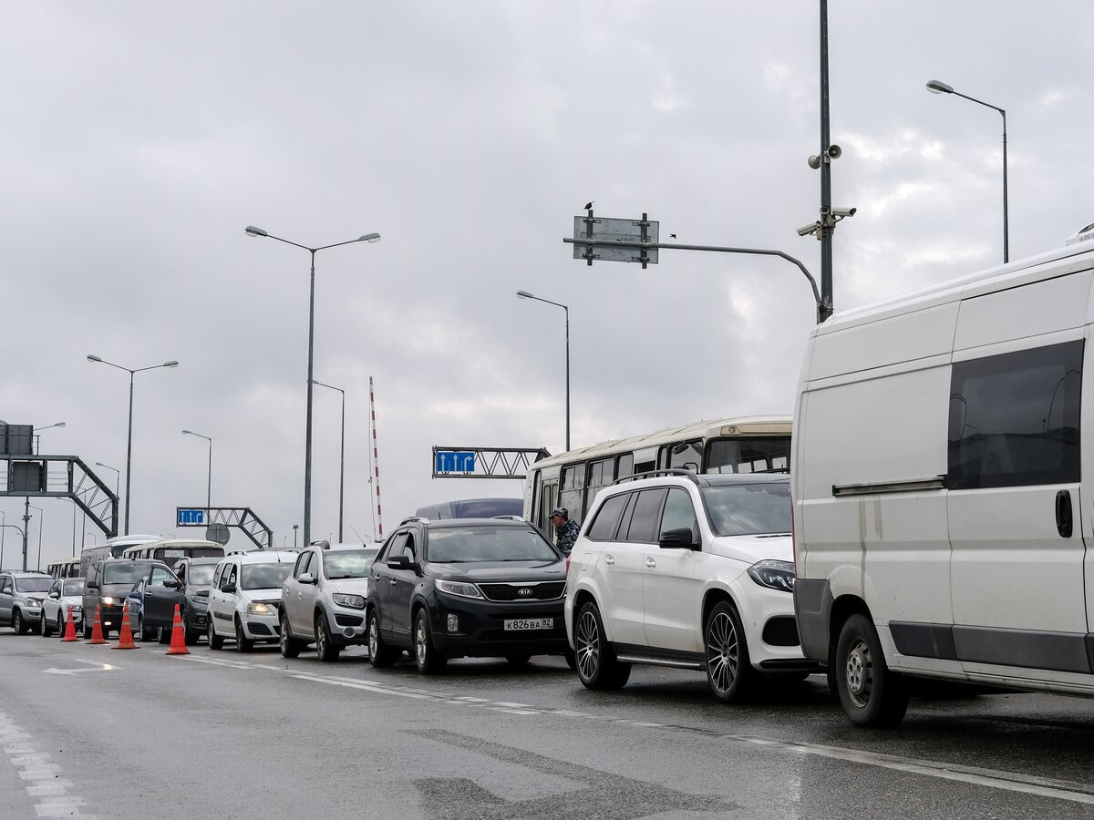 Очередь из автомобилей на Крымский мост со стороны Кубани начала  сокращаться – Москва 24, 02.07.2023