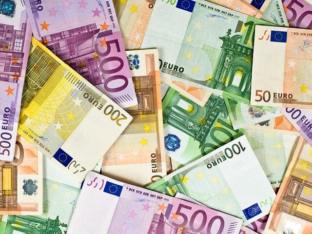 Курс евро в ходе торгов вырос до 100 рублей впервые с 26 октября