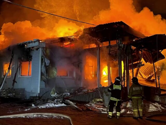 Пожарные локализовали возгорание в производственном здании в Архангельске