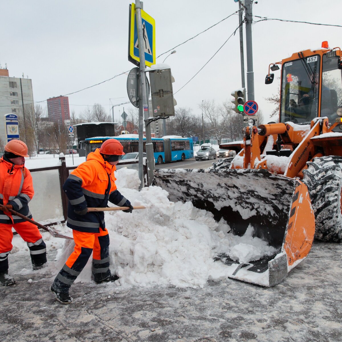 Рекордные сугробы: как в Москве устраняют последствия сильного снегопада –  Москва 24, 04.12.2023