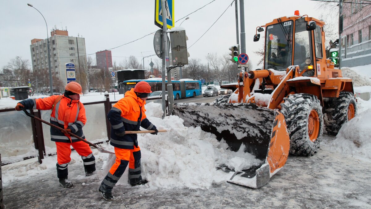 Рекордные сугробы: как в Москве устраняют последствия сильного снегопада –  Москва 24, 04.12.2023