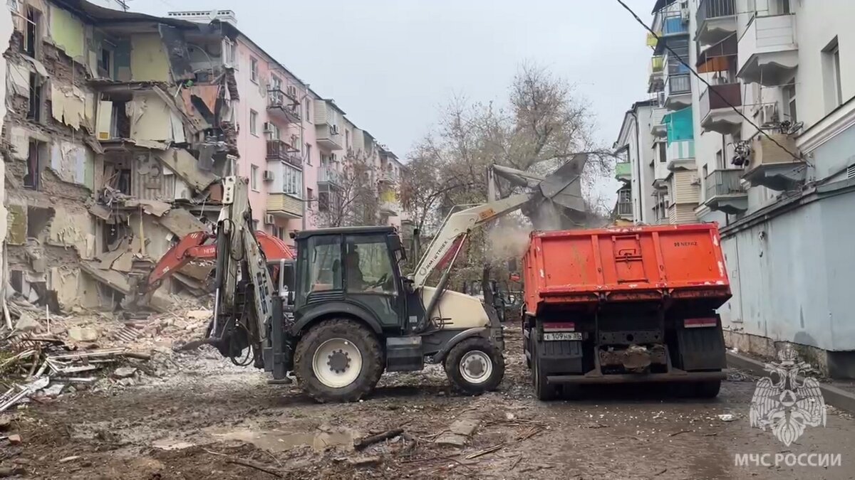 Спасатели разобрали завалы в частично обрушившемся доме в Астрахани –  Москва 24, 17.11.2023